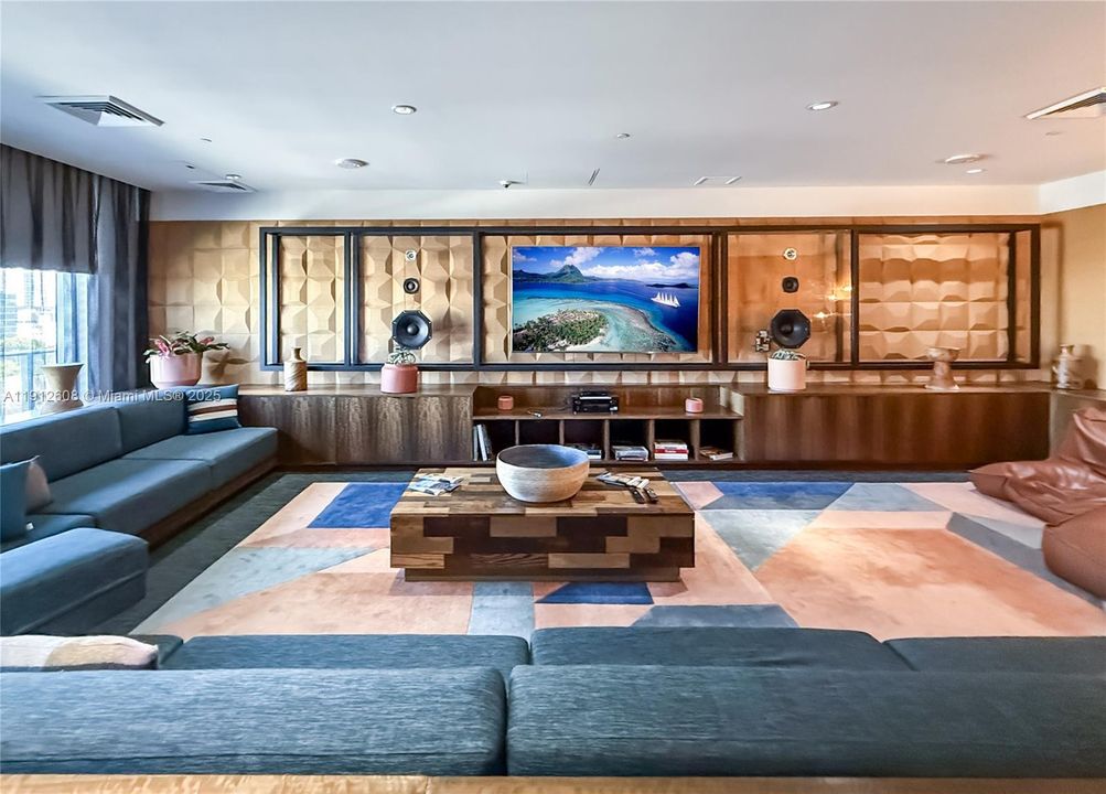 For Sale: $570,000 (1 beds, 1 baths, 673 Square Feet)