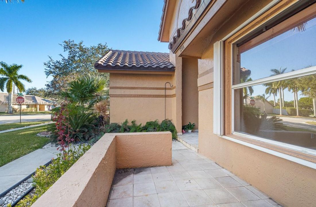 For Sale: $850,000 (4 beds, 2 baths, 2839 Square Feet)