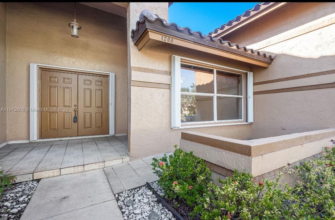 For Sale: $850,000 (4 beds, 2 baths, 2839 Square Feet)