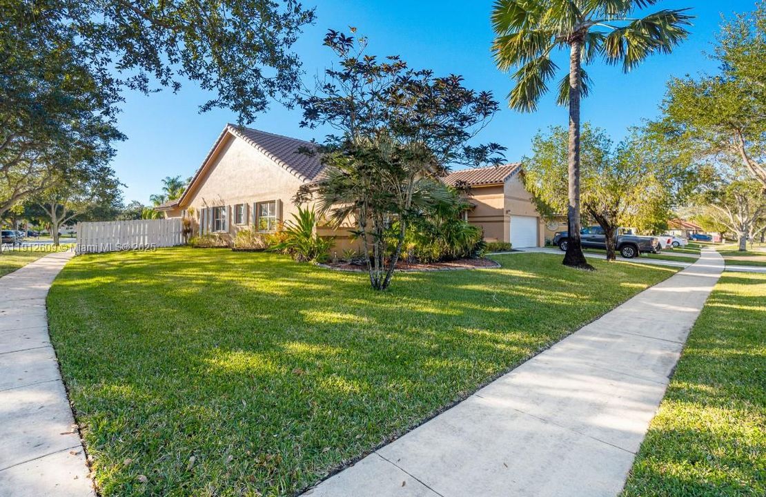 For Sale: $850,000 (4 beds, 2 baths, 2839 Square Feet)