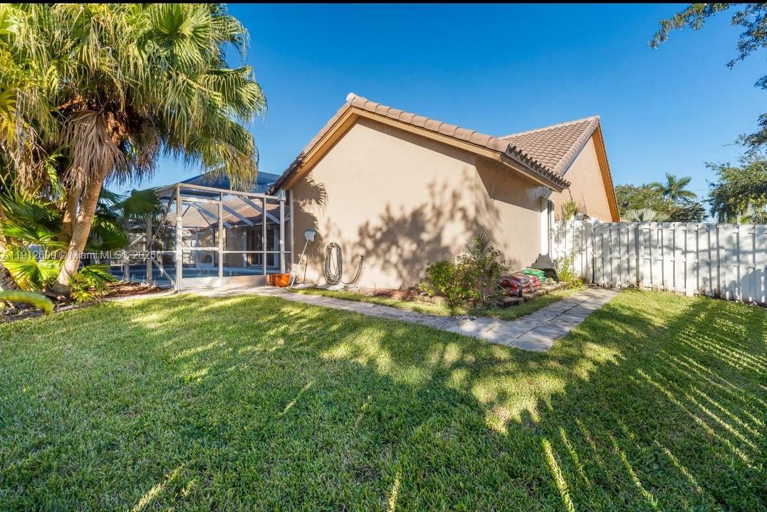 For Sale: $850,000 (4 beds, 2 baths, 2839 Square Feet)