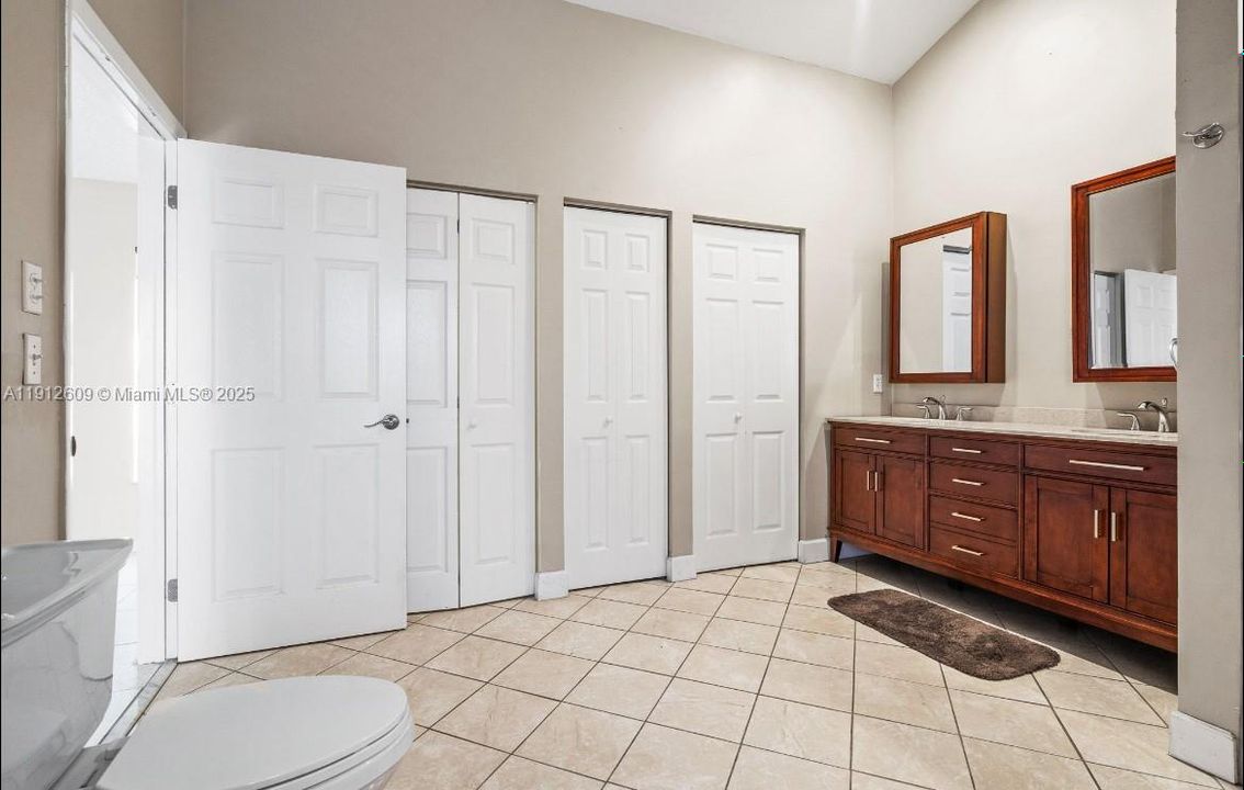 For Sale: $850,000 (4 beds, 2 baths, 2839 Square Feet)