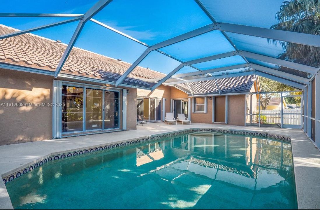 For Sale: $850,000 (4 beds, 2 baths, 2839 Square Feet)