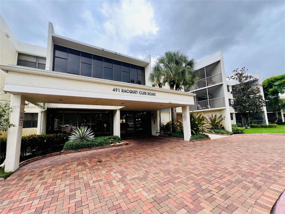 For Sale: $270,000 (2 beds, 2 baths, 1260 Square Feet)