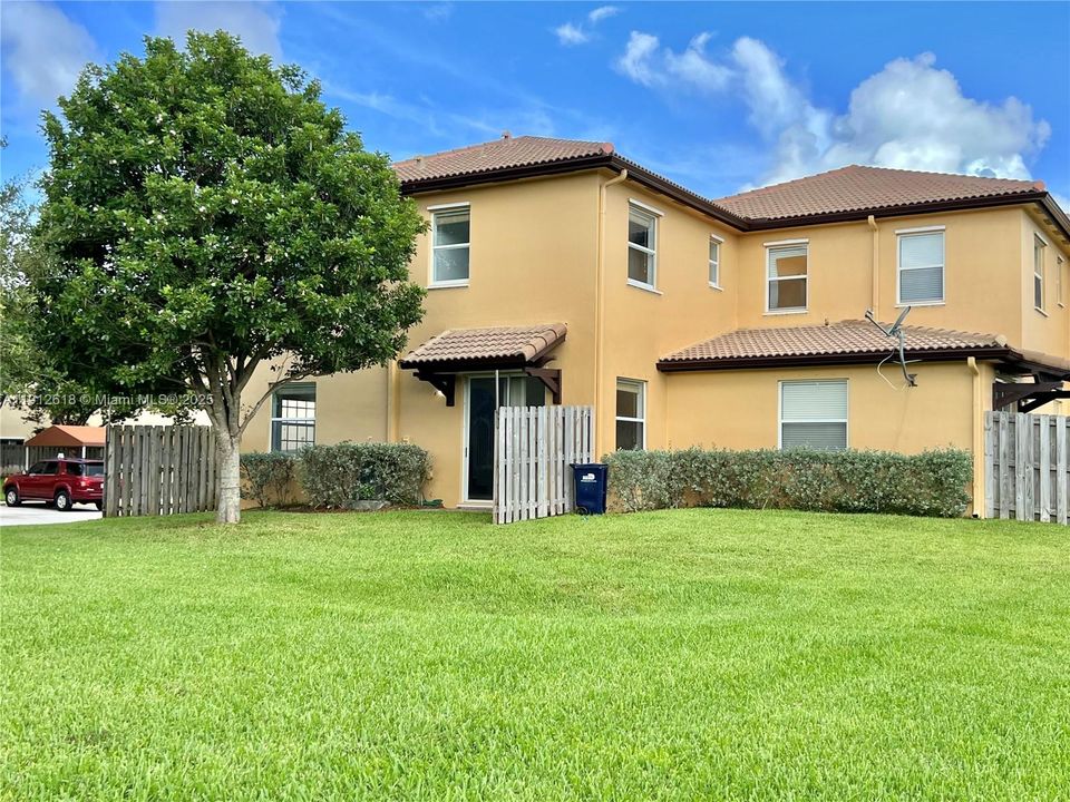 合同活跃: $2,450 (3 贝兹, 2 浴室, 1523 平方英尺)