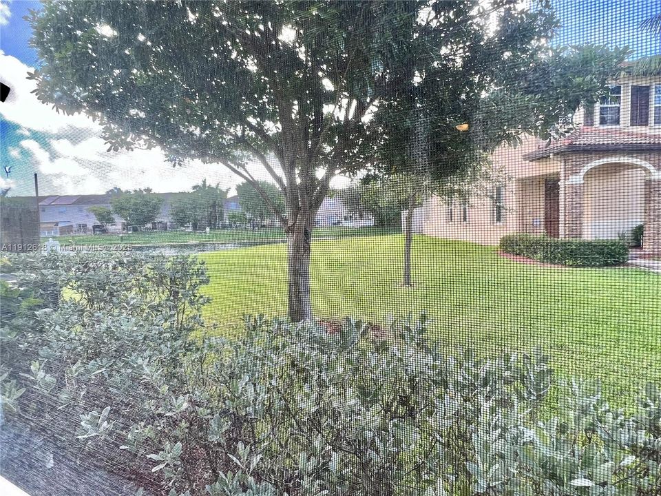 合同活跃: $2,450 (3 贝兹, 2 浴室, 1523 平方英尺)