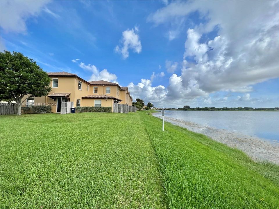 合同活跃: $2,450 (3 贝兹, 2 浴室, 1523 平方英尺)