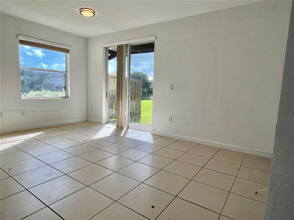 合同活跃: $2,450 (3 贝兹, 2 浴室, 1523 平方英尺)