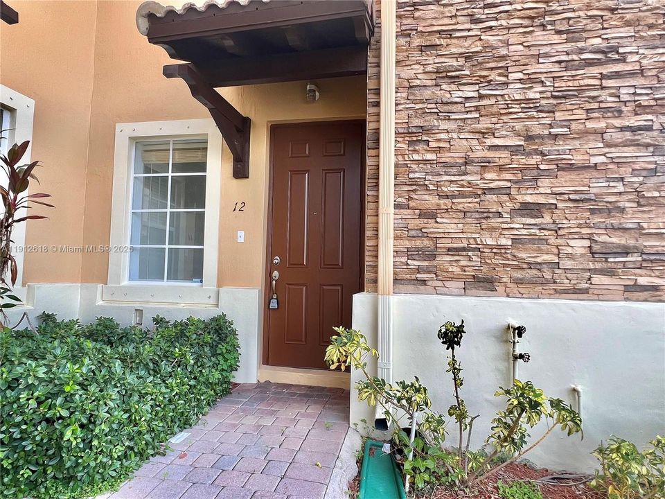 合同活跃: $2,450 (3 贝兹, 2 浴室, 1523 平方英尺)