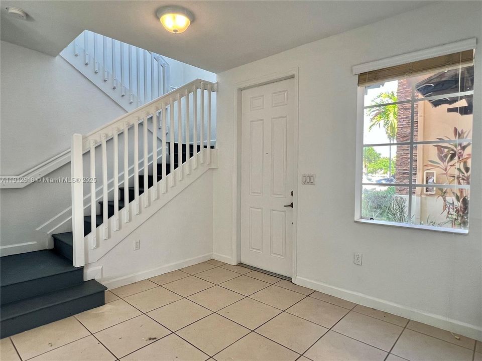 合同活跃: $2,450 (3 贝兹, 2 浴室, 1523 平方英尺)