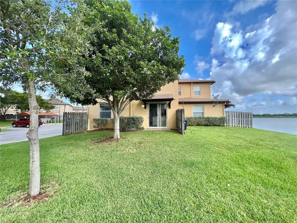 合同活跃: $2,450 (3 贝兹, 2 浴室, 1523 平方英尺)