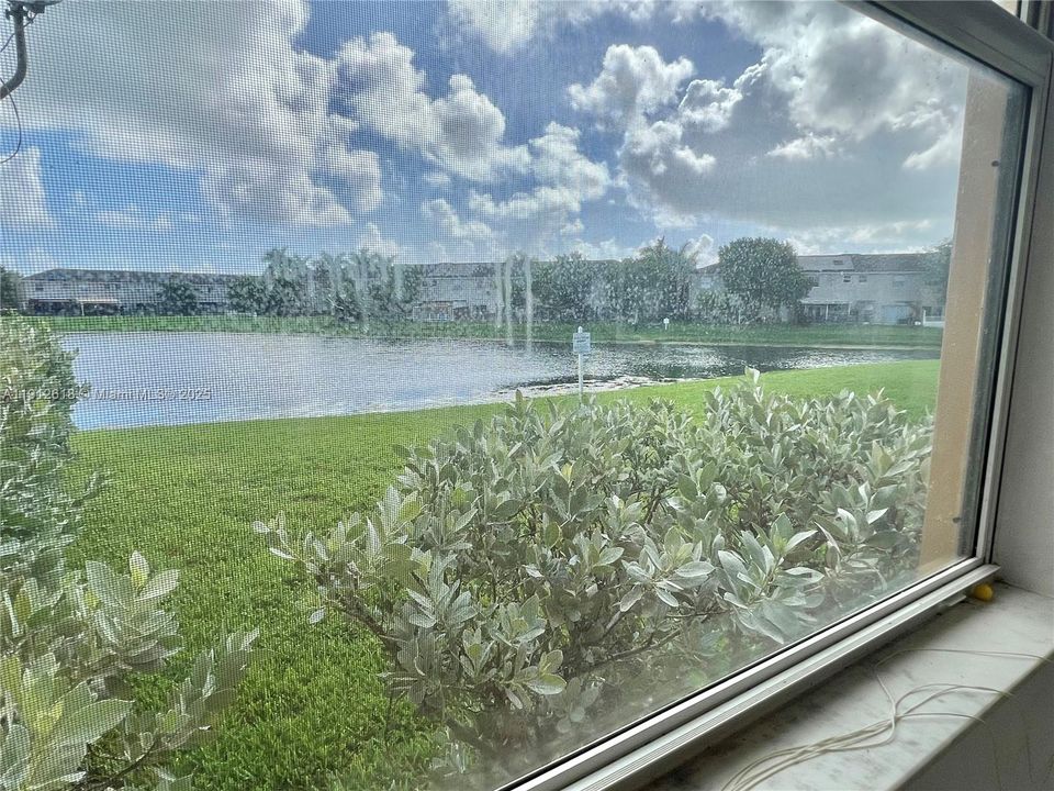 合同活跃: $2,450 (3 贝兹, 2 浴室, 1523 平方英尺)