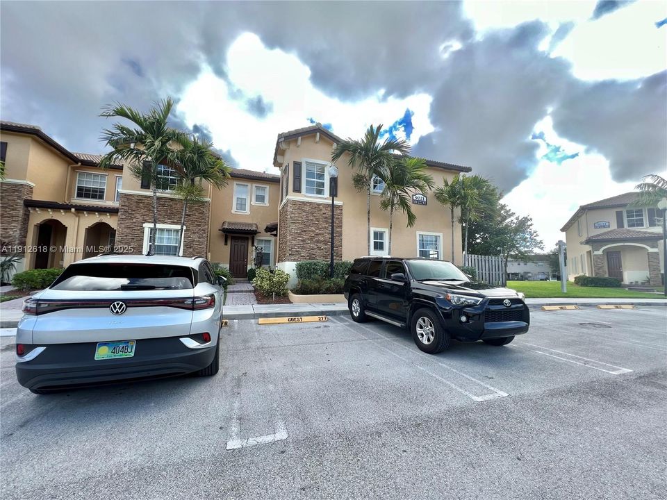 合同活跃: $2,450 (3 贝兹, 2 浴室, 1523 平方英尺)