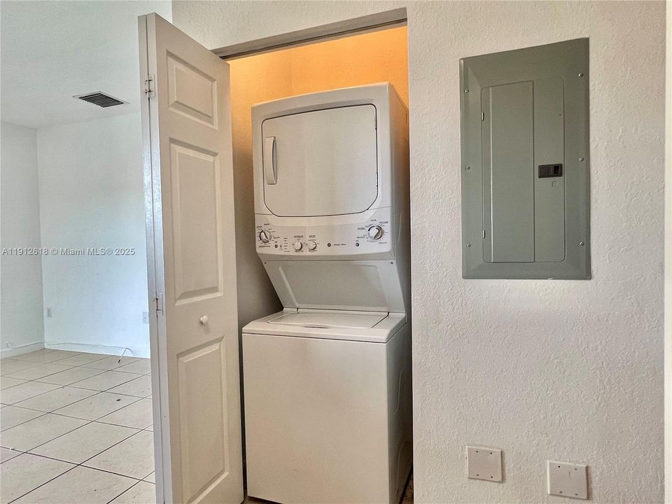 合同活跃: $2,450 (3 贝兹, 2 浴室, 1523 平方英尺)