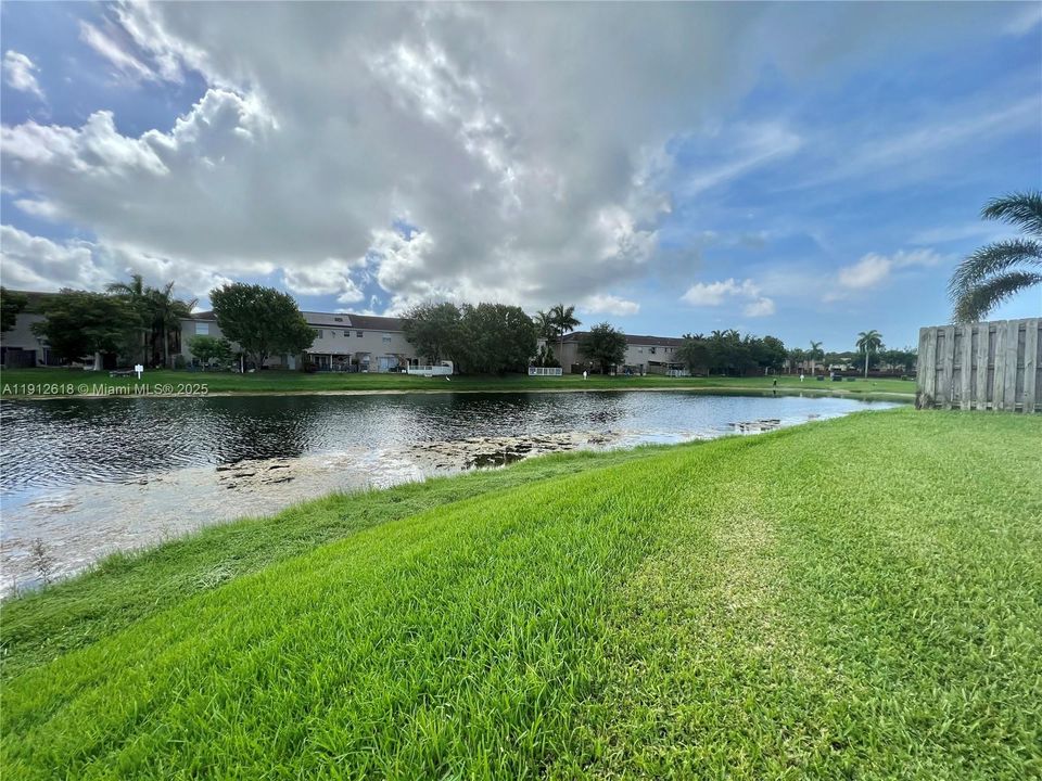 合同活跃: $2,450 (3 贝兹, 2 浴室, 1523 平方英尺)