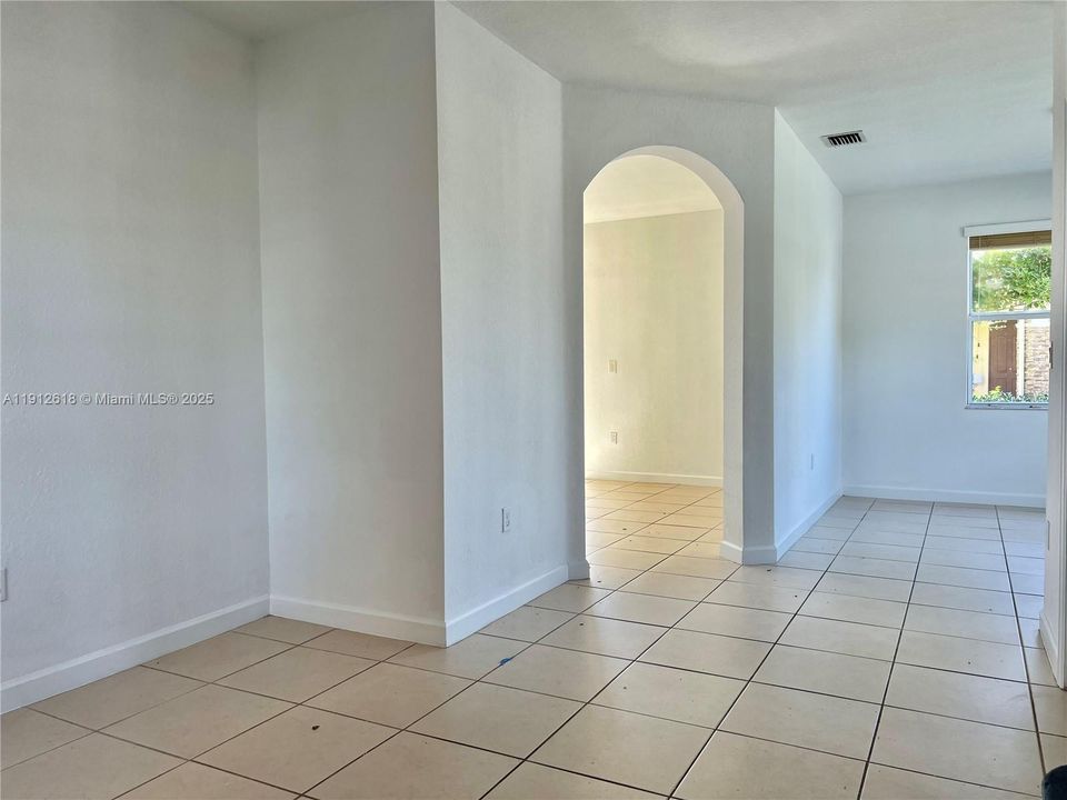 合同活跃: $2,450 (3 贝兹, 2 浴室, 1523 平方英尺)