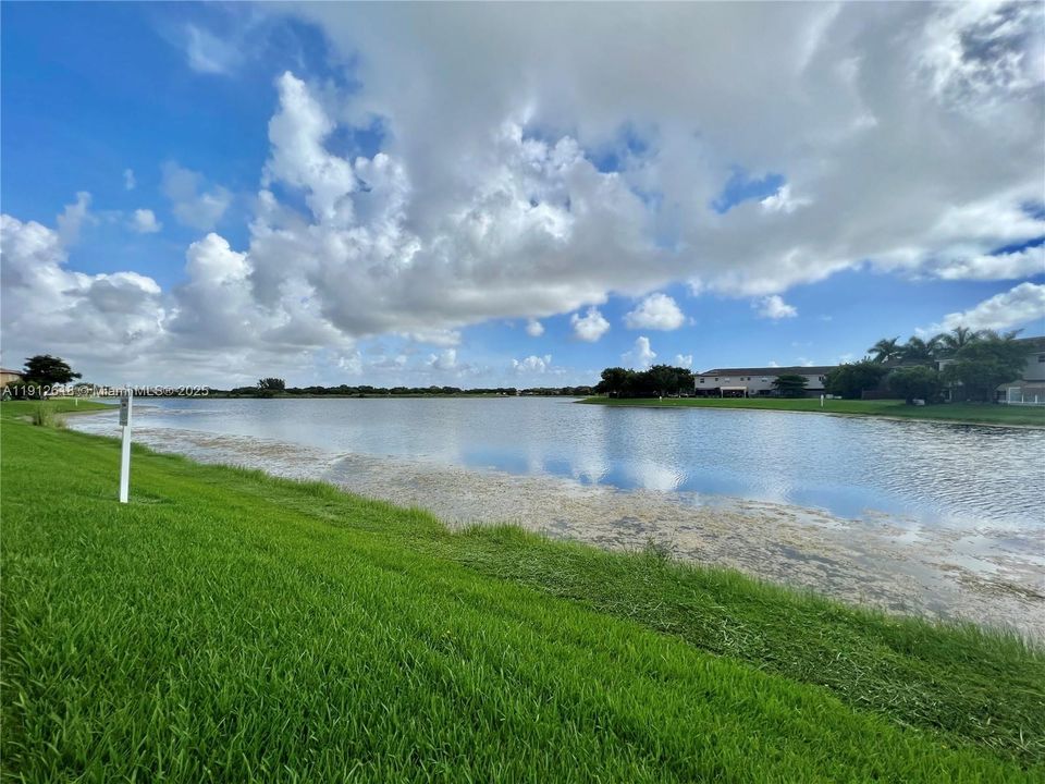 合同活跃: $2,450 (3 贝兹, 2 浴室, 1523 平方英尺)