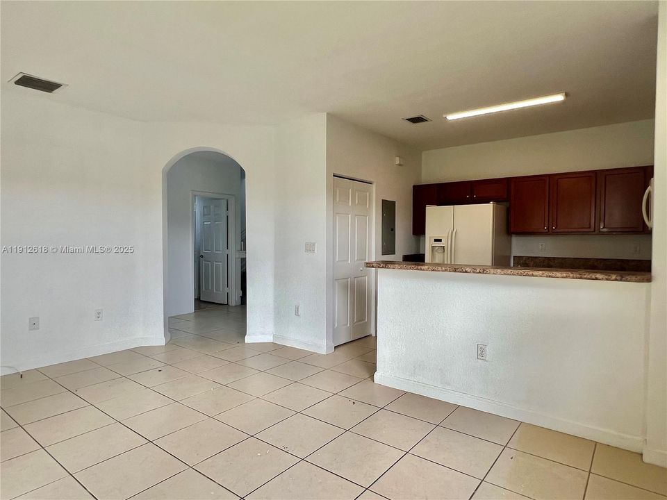 合同活跃: $2,450 (3 贝兹, 2 浴室, 1523 平方英尺)