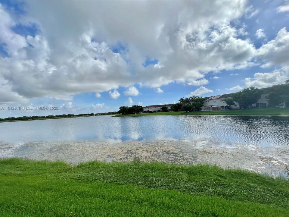 合同活跃: $2,450 (3 贝兹, 2 浴室, 1523 平方英尺)