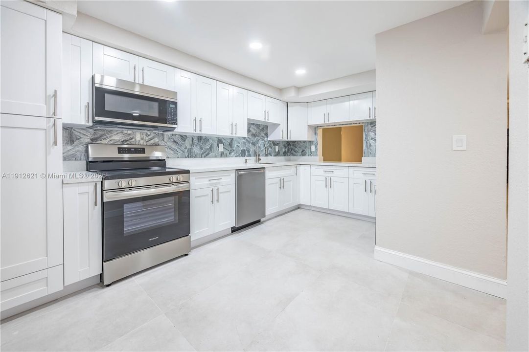 На продажу: $350,000 (3 спален, 2 ванн, 1740 Квадратных фут)