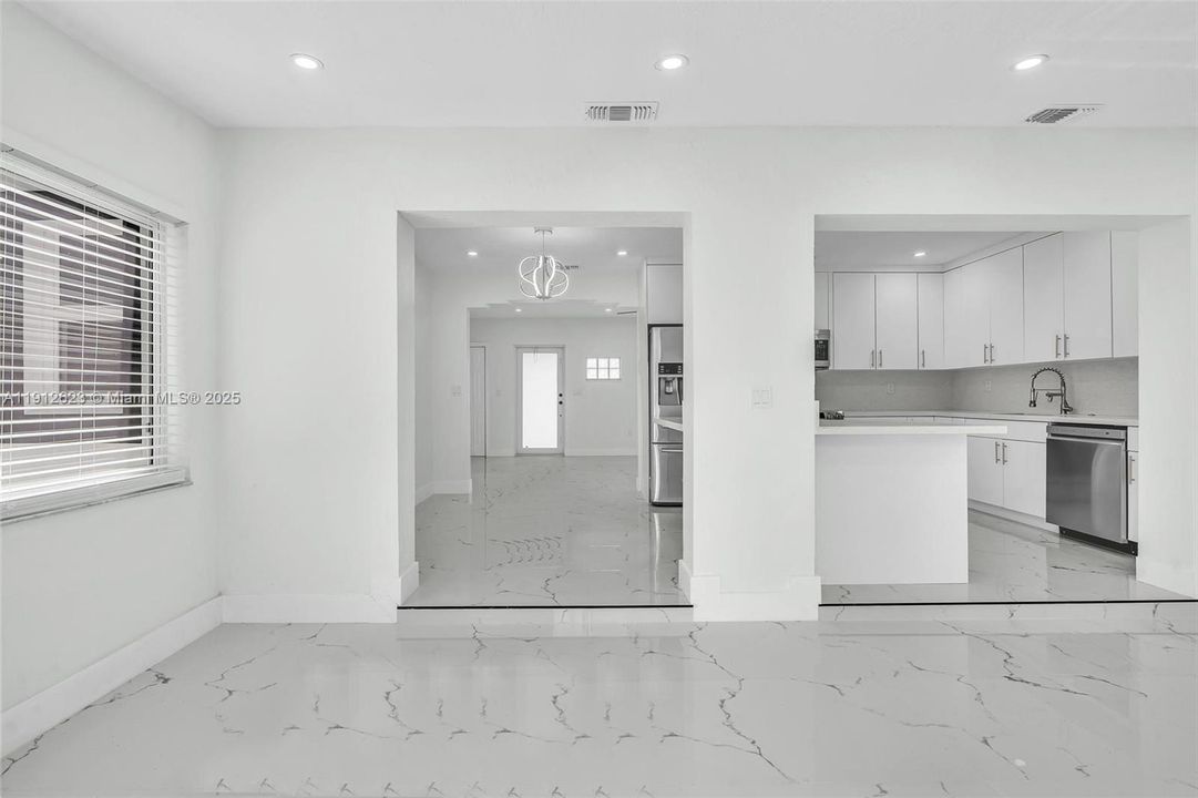 待售: $998,000 (4 贝兹, 2 浴室, 1596 平方英尺)