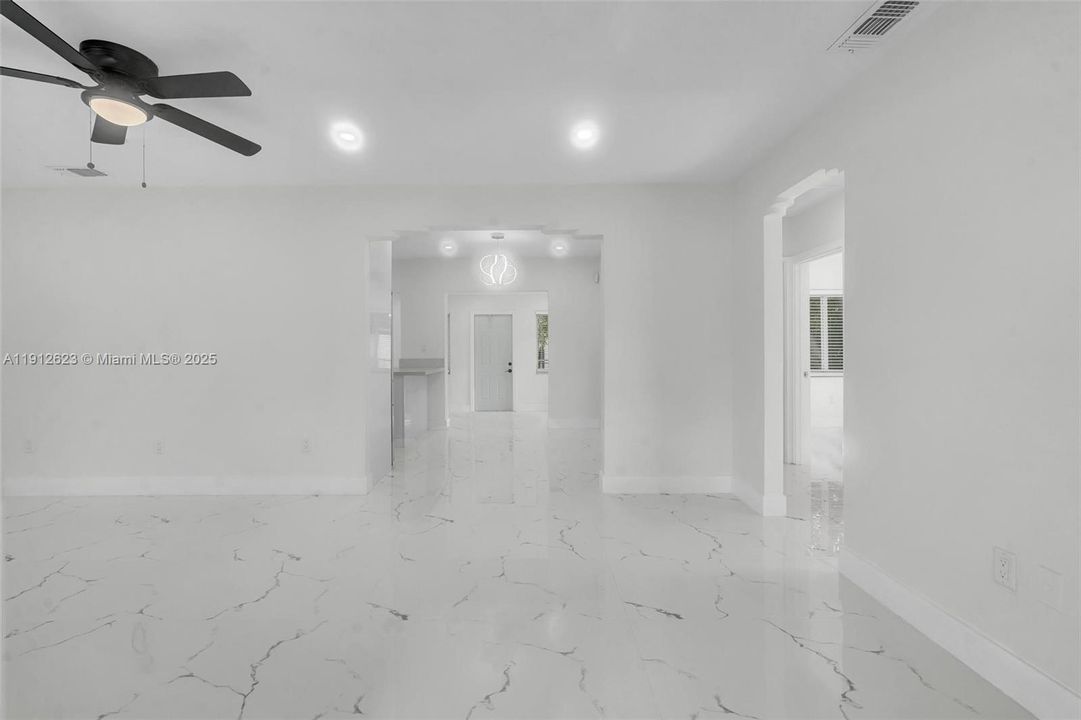 待售: $998,000 (4 贝兹, 2 浴室, 1596 平方英尺)