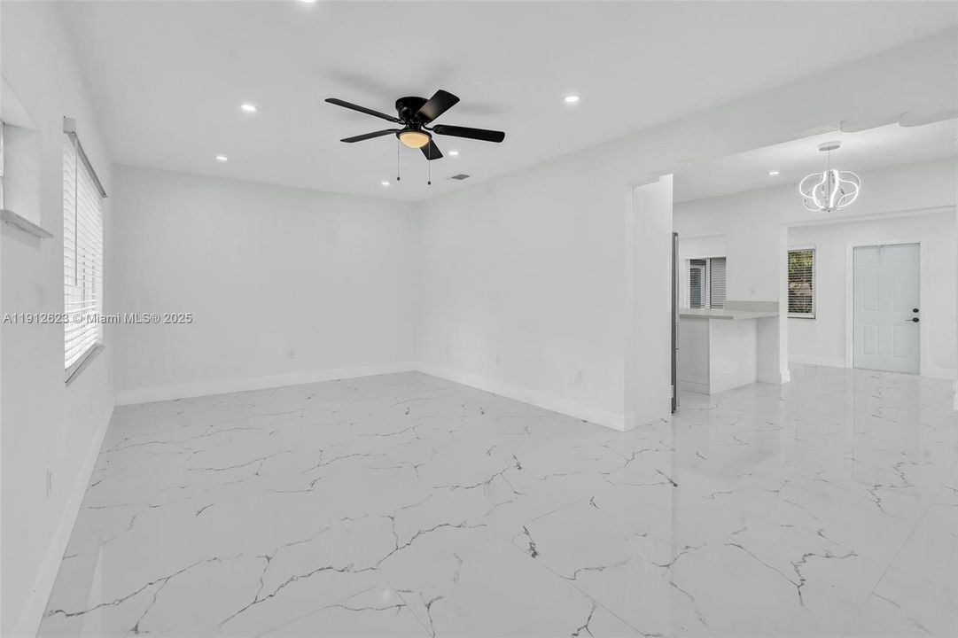 待售: $998,000 (4 贝兹, 2 浴室, 1596 平方英尺)