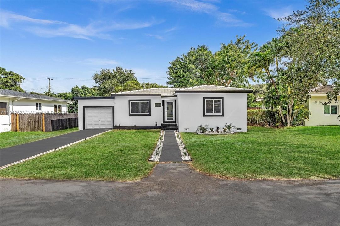 待售: $998,000 (4 贝兹, 2 浴室, 1596 平方英尺)