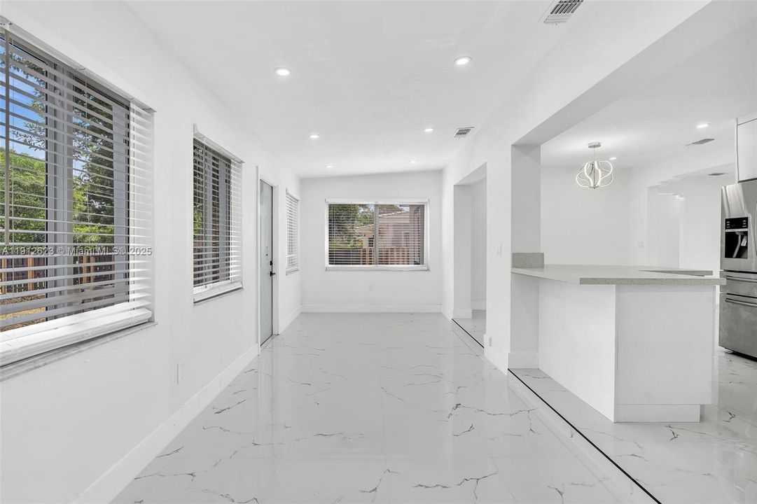 待售: $998,000 (4 贝兹, 2 浴室, 1596 平方英尺)