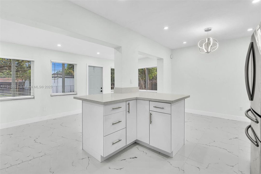 待售: $998,000 (4 贝兹, 2 浴室, 1596 平方英尺)