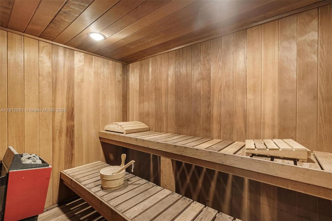 For Sale: $945,000 (1 beds, 1 baths, 895 Square Feet)