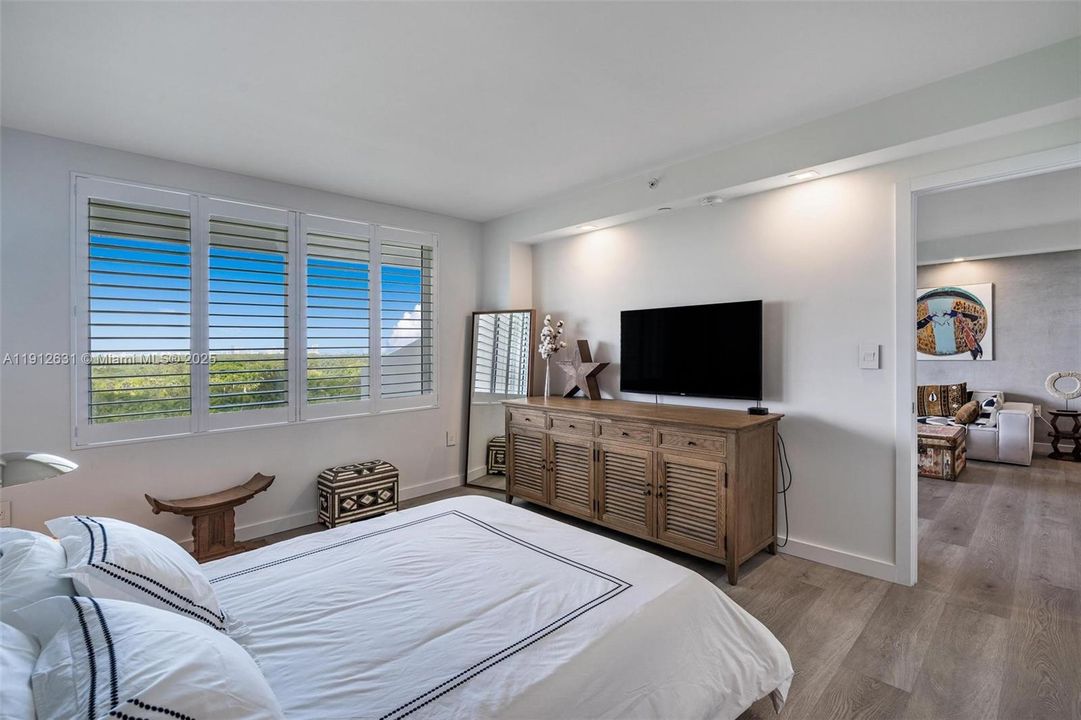 For Sale: $945,000 (1 beds, 1 baths, 895 Square Feet)