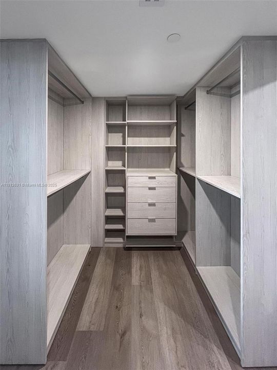 For Sale: $945,000 (1 beds, 1 baths, 895 Square Feet)