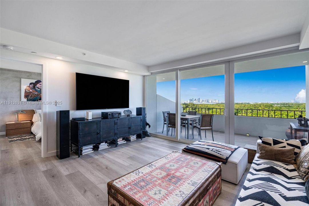 For Sale: $945,000 (1 beds, 1 baths, 895 Square Feet)