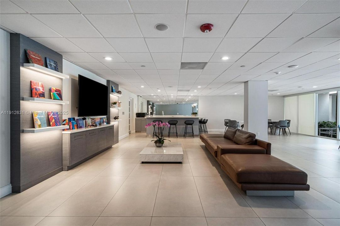 For Sale: $945,000 (1 beds, 1 baths, 895 Square Feet)