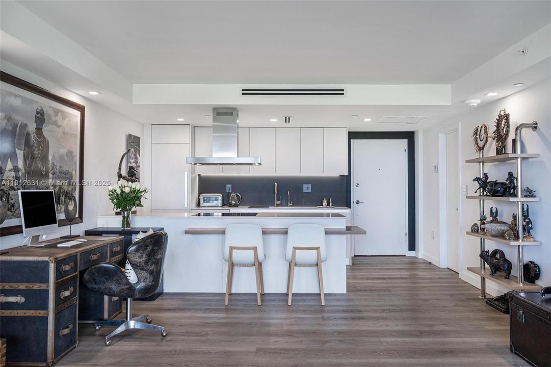 For Sale: $945,000 (1 beds, 1 baths, 895 Square Feet)