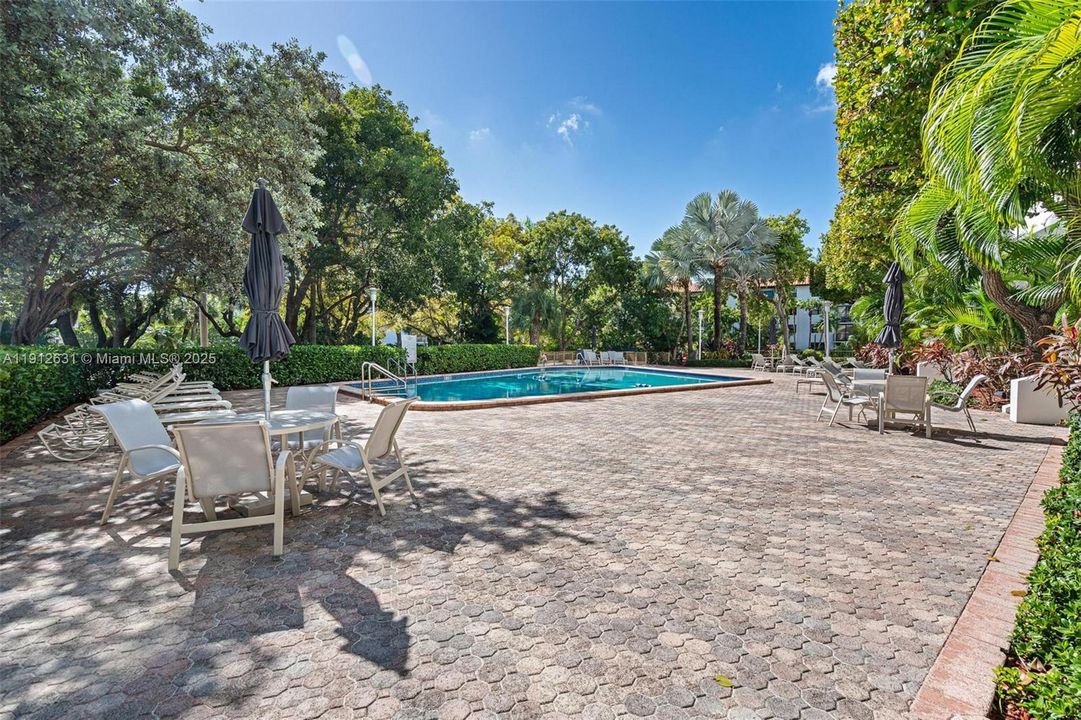 For Sale: $945,000 (1 beds, 1 baths, 895 Square Feet)