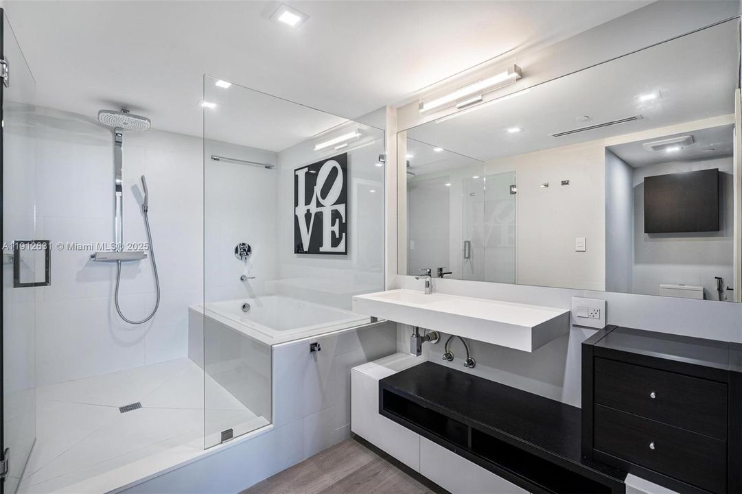 For Sale: $945,000 (1 beds, 1 baths, 895 Square Feet)