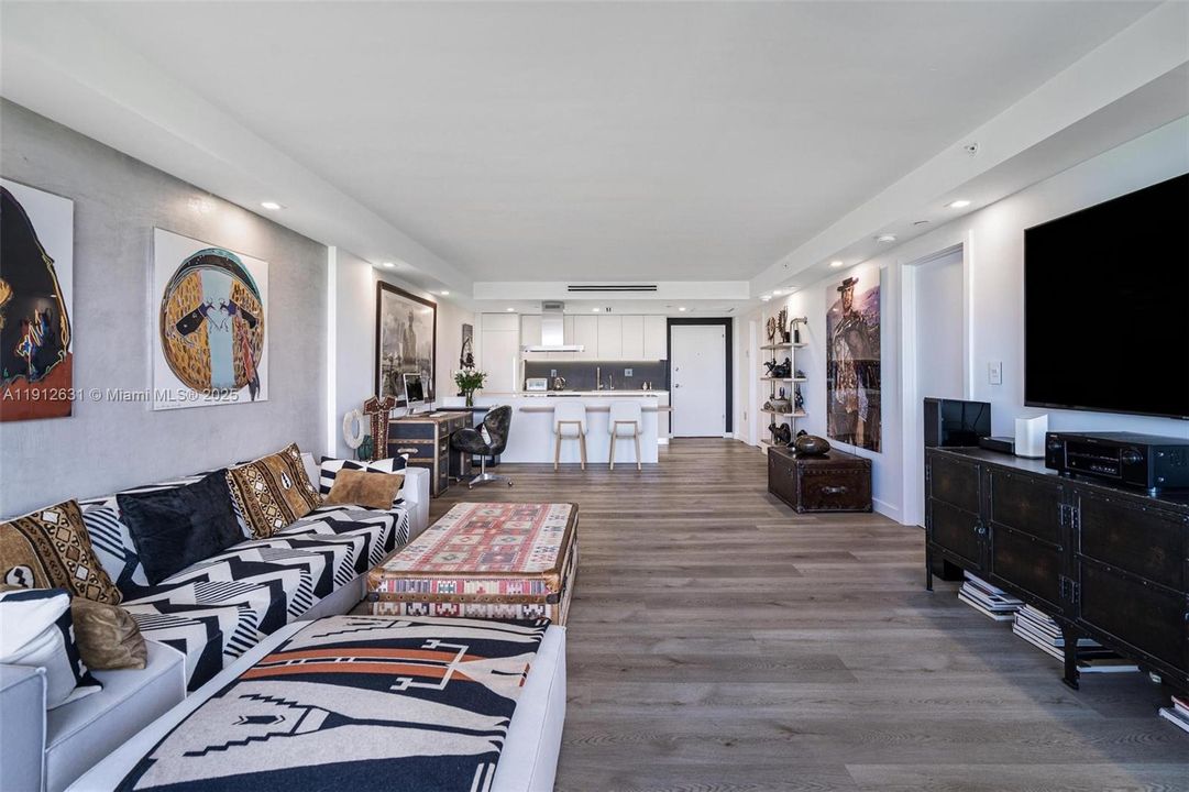 For Sale: $945,000 (1 beds, 1 baths, 895 Square Feet)