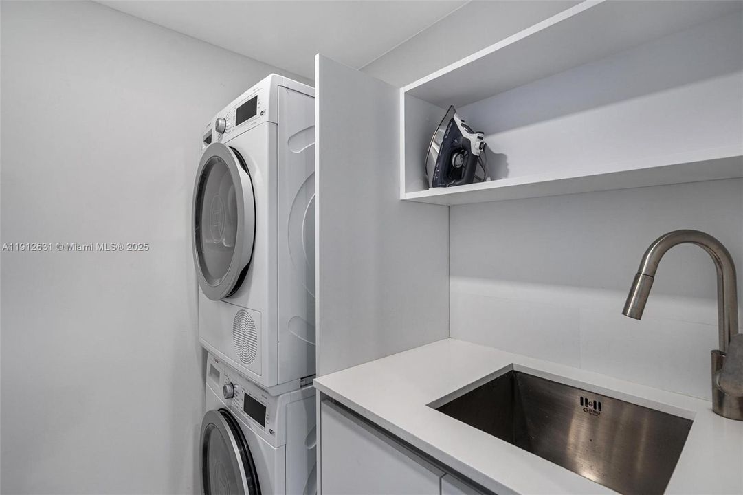 For Sale: $945,000 (1 beds, 1 baths, 895 Square Feet)