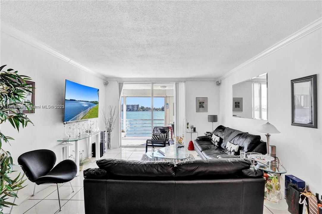 For Sale: $210,000 (2 beds, 2 baths, 1350 Square Feet)