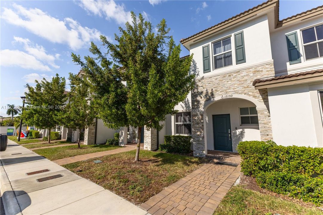 For Rent: $3,250 (3 beds, 2 baths, 1483 Square Feet)