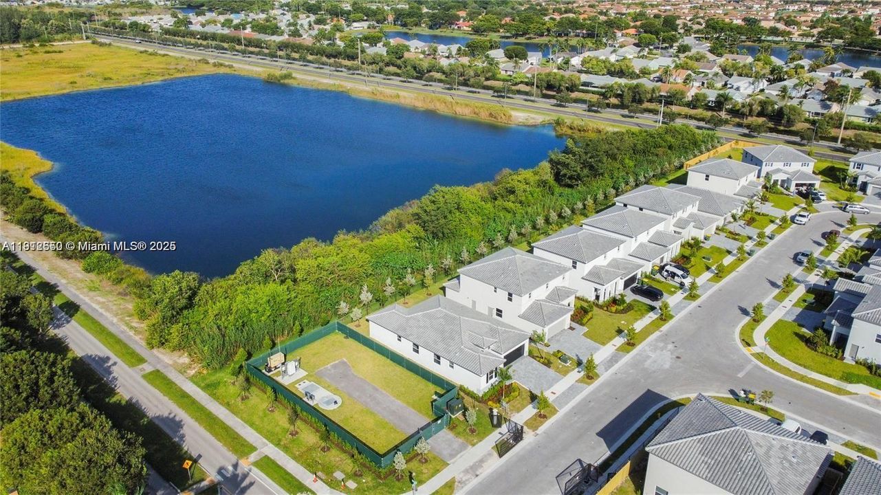 En Venta: $850,000 (4 camas, 3 baños, 2324 Pies cuadrados)