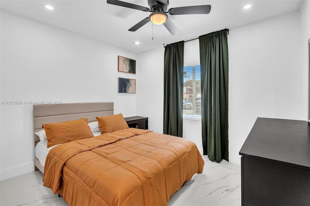 На продажу: $650,000 (4 спален, 2 ванн, 1323 Квадратных фут)