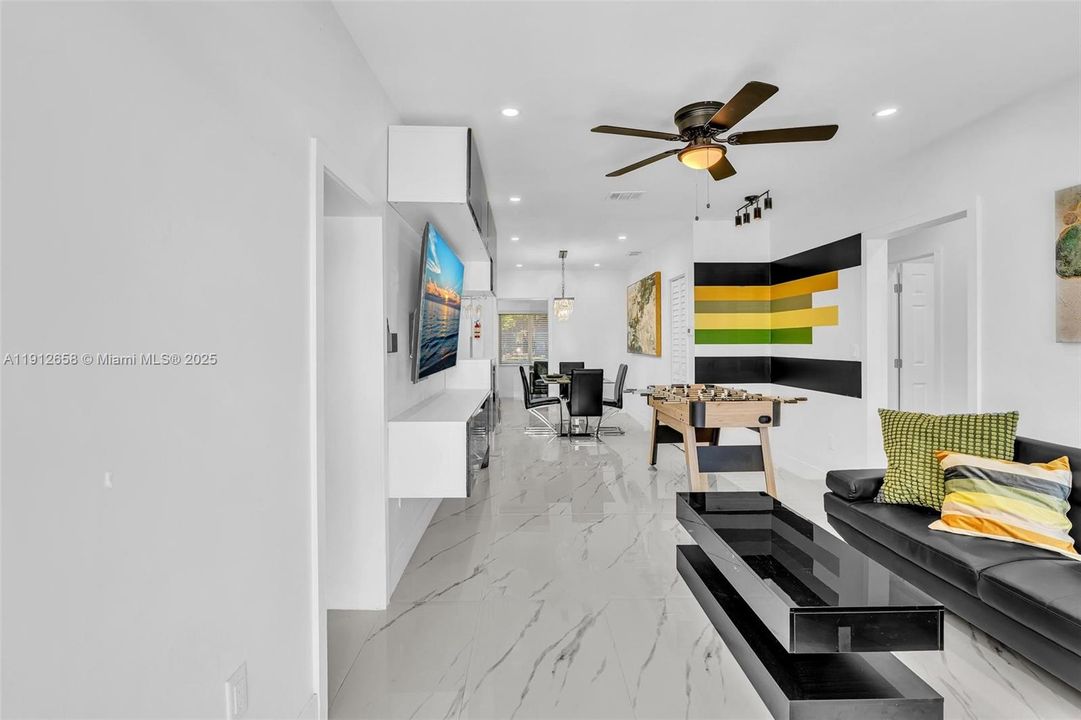 На продажу: $650,000 (4 спален, 2 ванн, 1323 Квадратных фут)