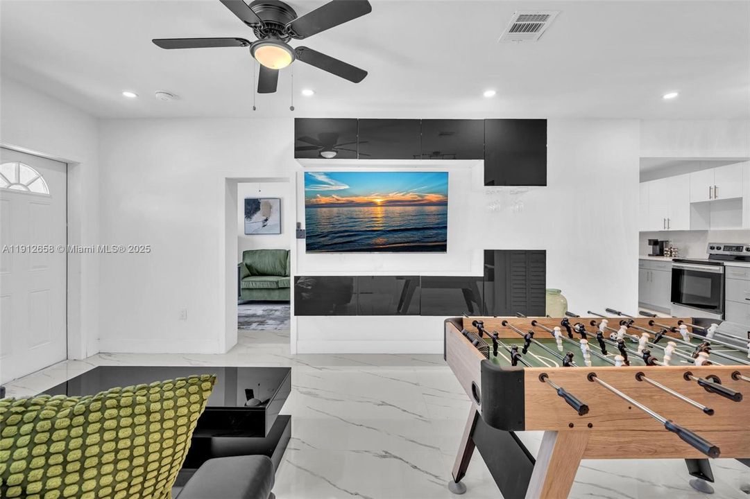 На продажу: $650,000 (4 спален, 2 ванн, 1323 Квадратных фут)