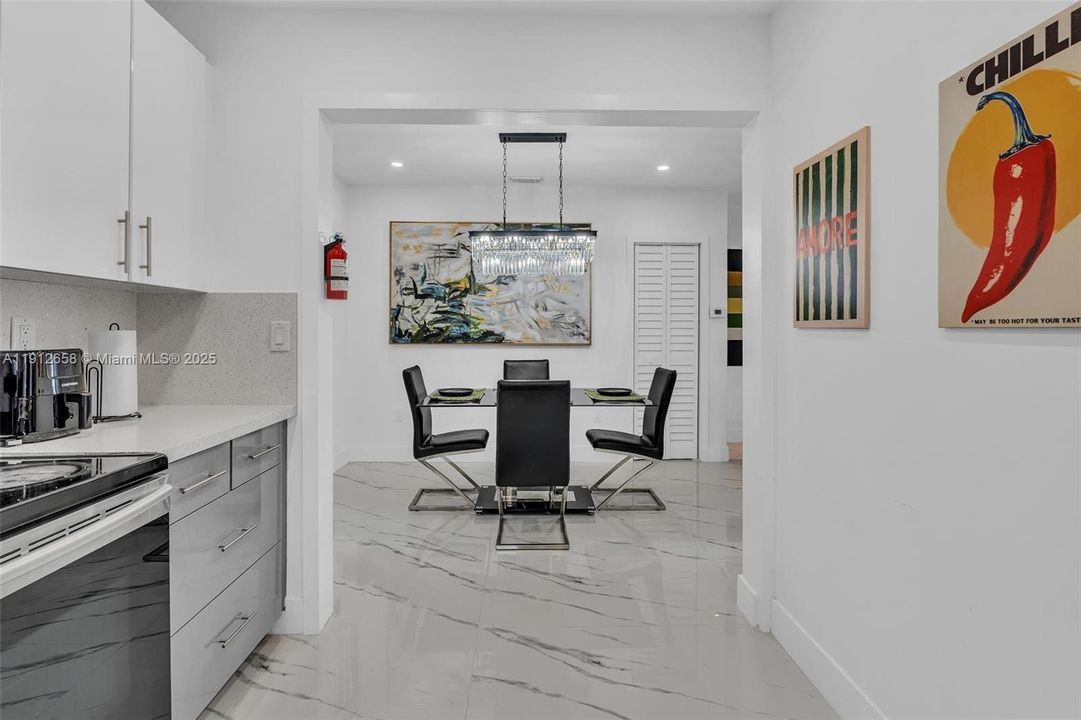 На продажу: $650,000 (4 спален, 2 ванн, 1323 Квадратных фут)