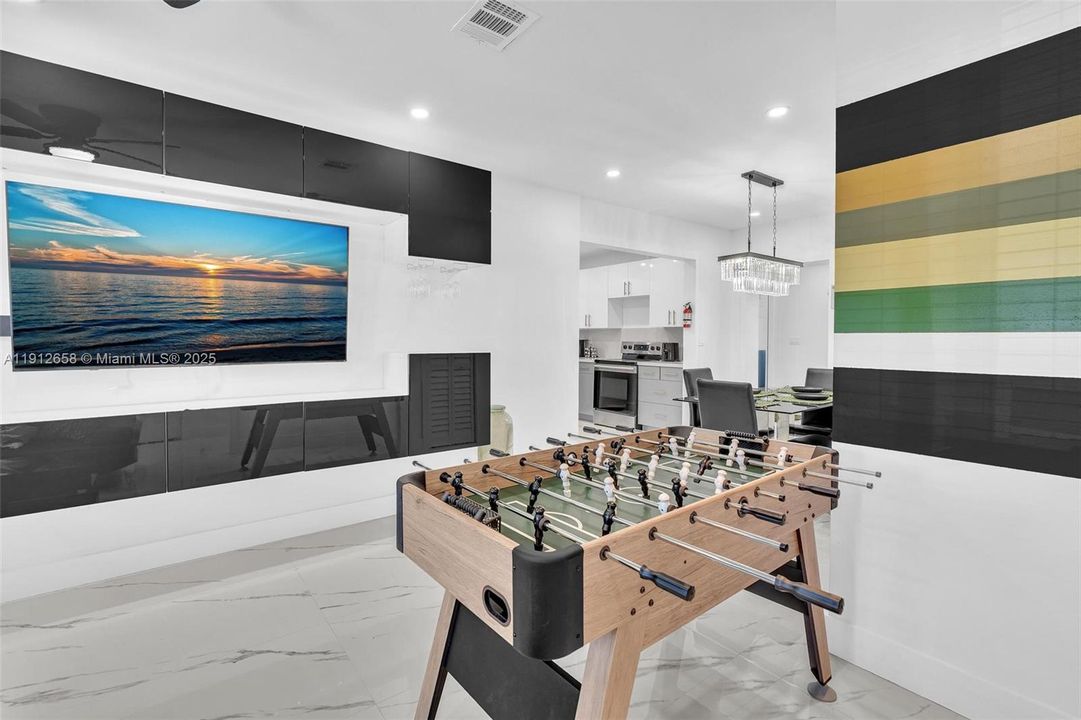 На продажу: $650,000 (4 спален, 2 ванн, 1323 Квадратных фут)