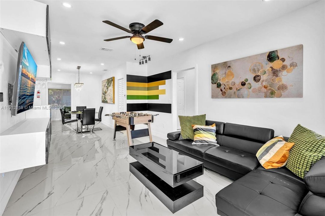 На продажу: $650,000 (4 спален, 2 ванн, 1323 Квадратных фут)