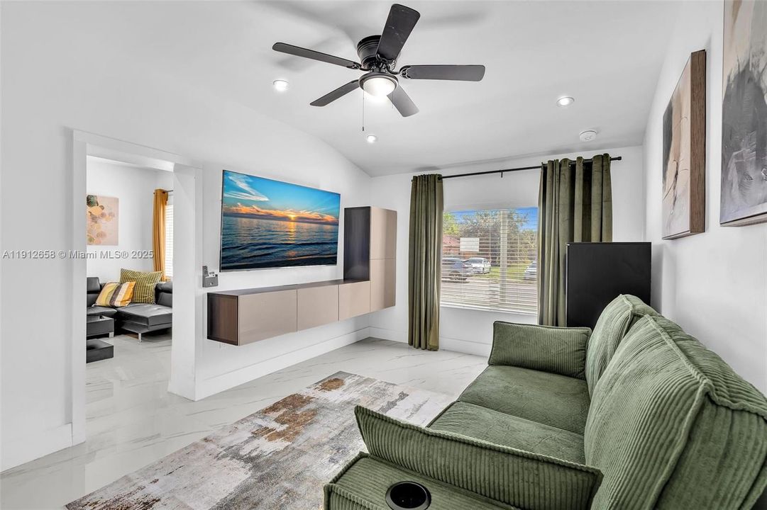 На продажу: $650,000 (4 спален, 2 ванн, 1323 Квадратных фут)